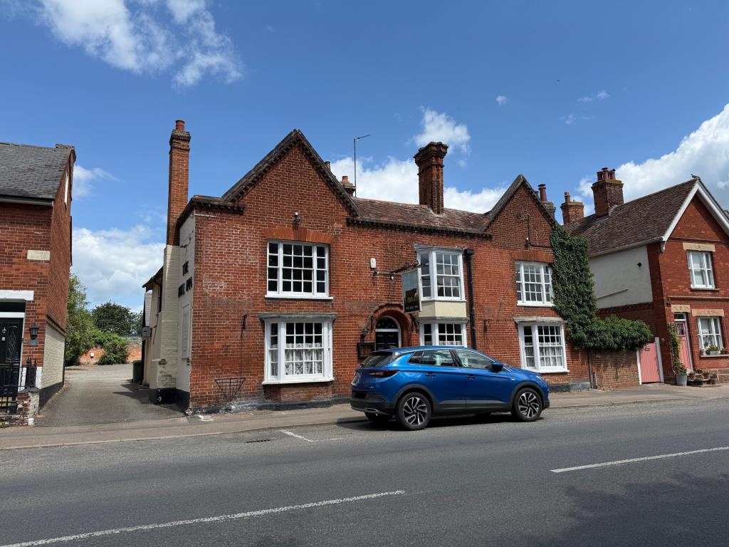 Lot: 129 - FREEHOLD PUBLIC HOUSE SITUATED IN POPULAR SUFFOLK VILLAGE LOCATION - Front view of the pub and access to car park